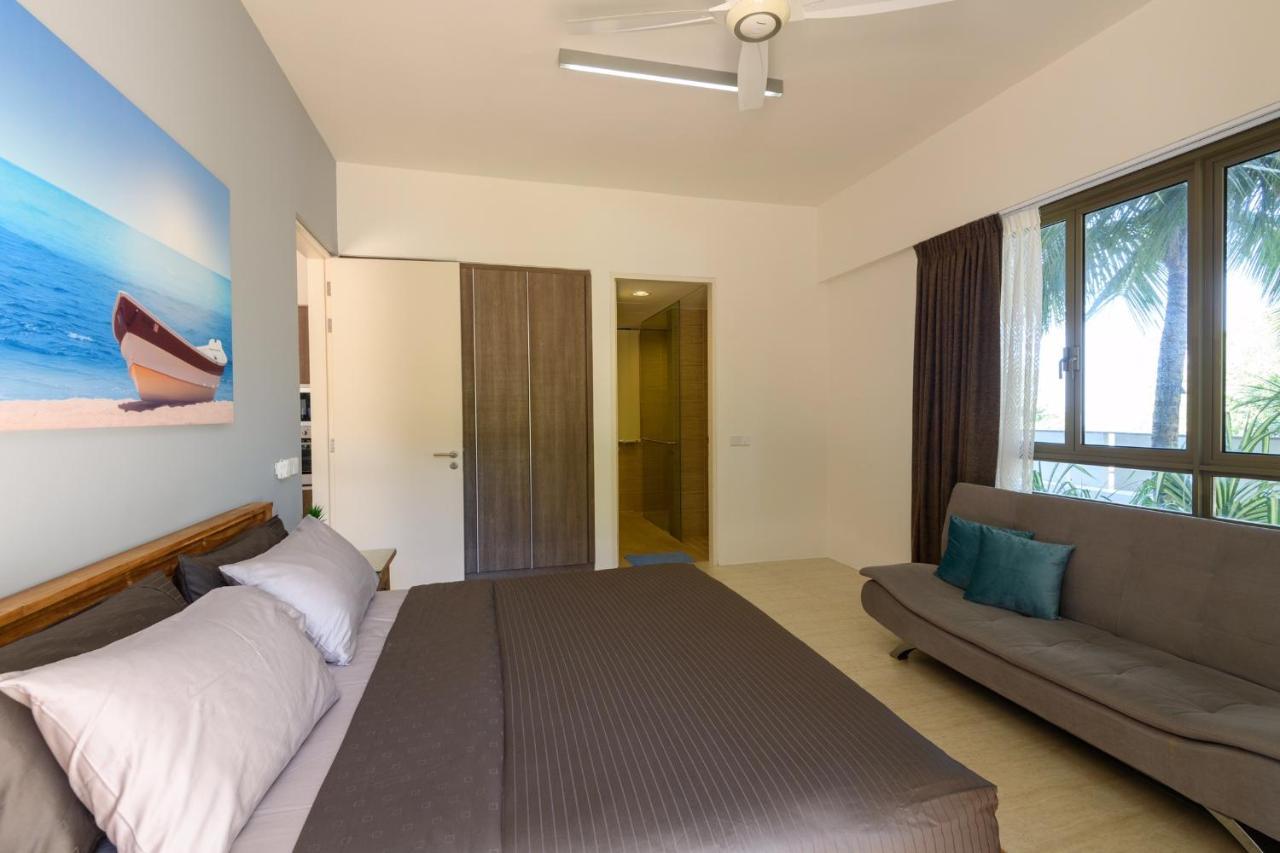 By The Sea Beach Front Apartment Бату Феринги Екстериор снимка