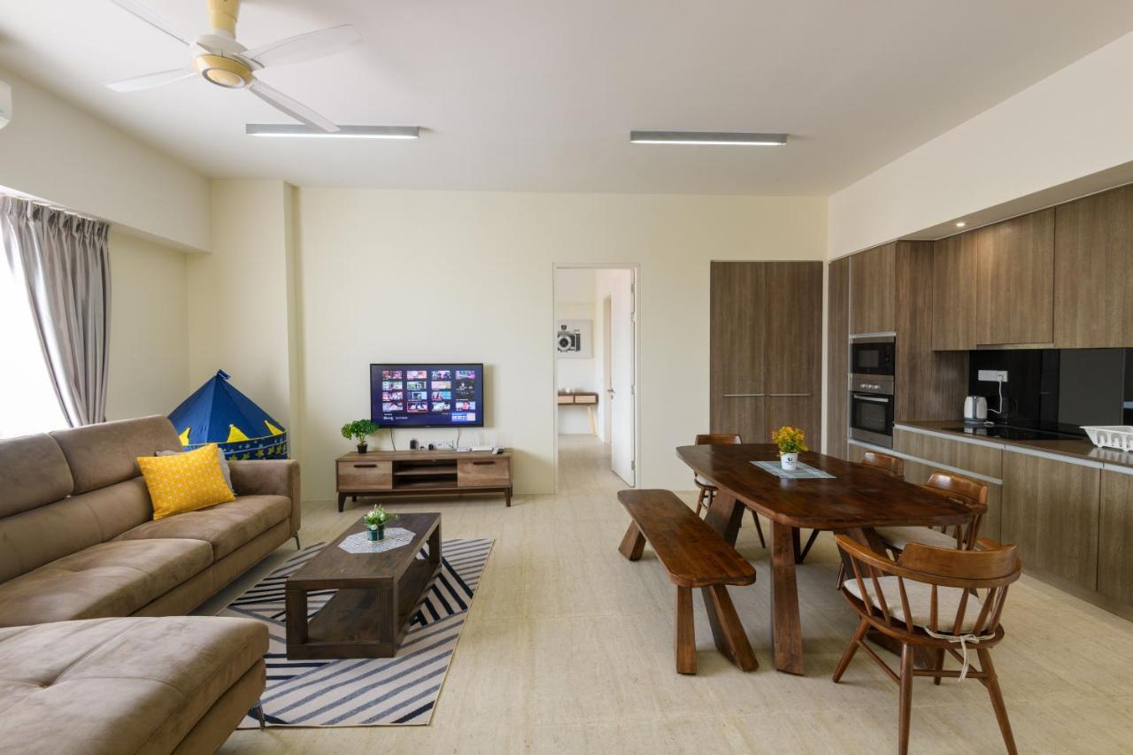 By The Sea Beach Front Apartment Бату Феринги Екстериор снимка